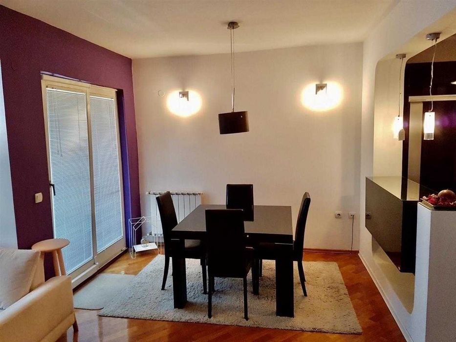 Дава се под наем Двустаен апартамент в Бургас, Център - 65 кв.м за 204 € - Снимка #2