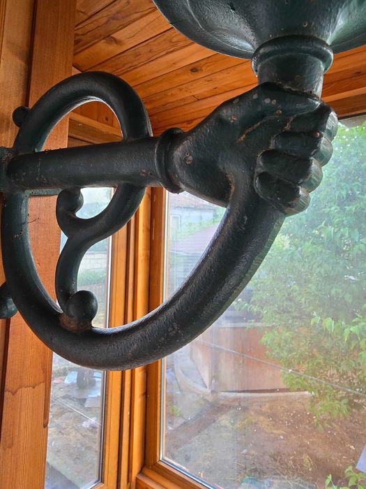 Продавам стара стенна лампа.