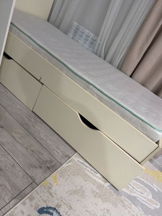 Продам две кровати и стол