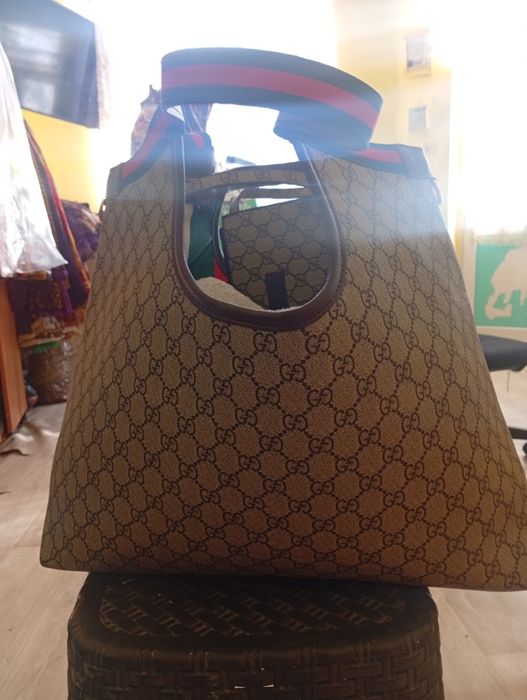 Genți adus din afară