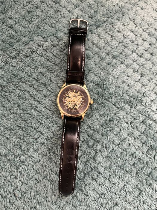 Ceas mecanic cu aspect elegant