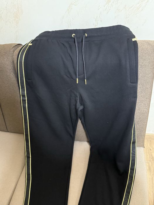 Продавам чисто нов оригинален анцунг karl lagerfeld 2XL