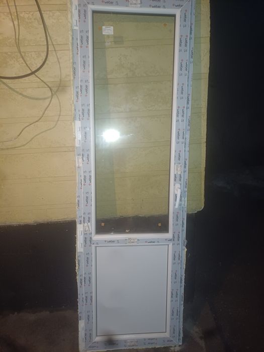 Продам пластиковую дверь