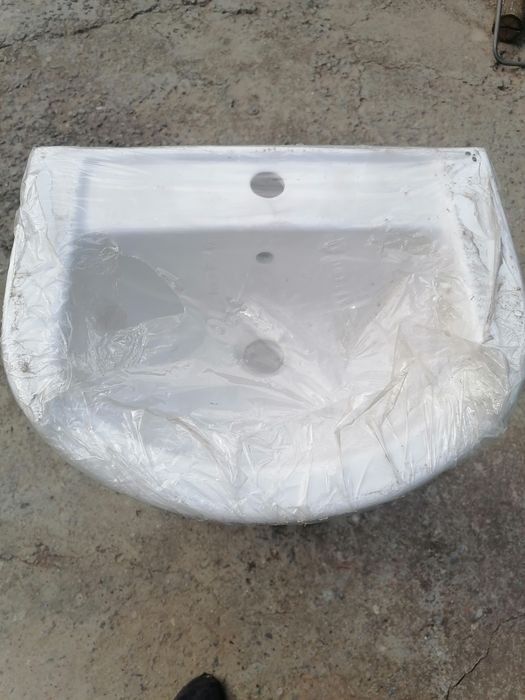 Долен шкаф с умивалник за баня