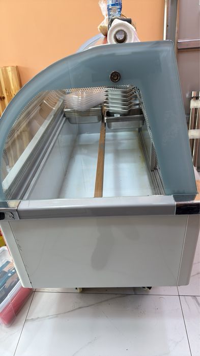 Хладилна витрина с 16 гастронома*София