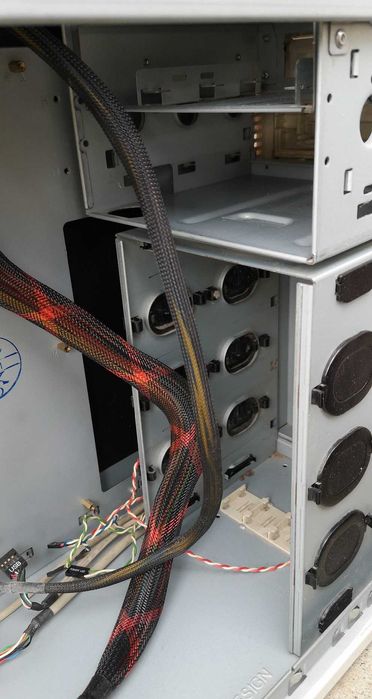 carcasa PC mid-tower ANTEC P150 alba