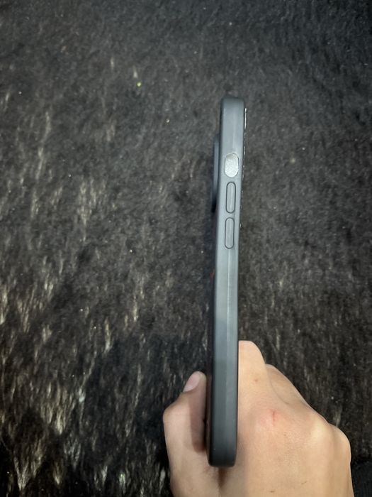 ПРОДАВАМ калъф за iphone 13 чист черен с червени светкавици