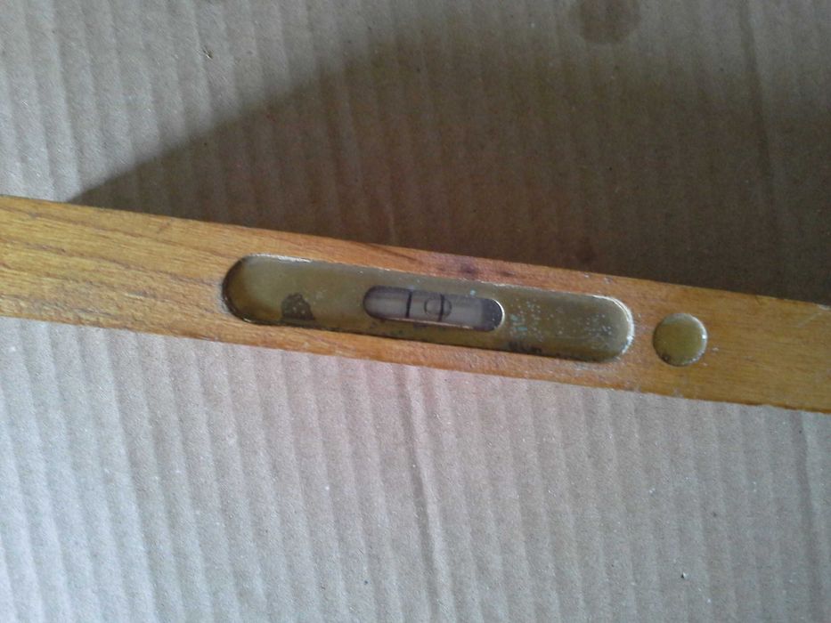 Стар дървен нивелир