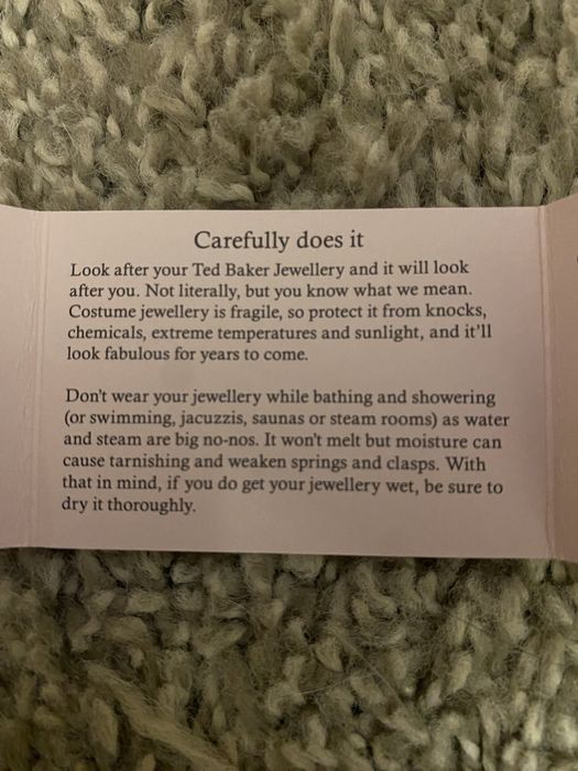 Твърда гривна Ted Baker с релефно лого в цвят розово злато