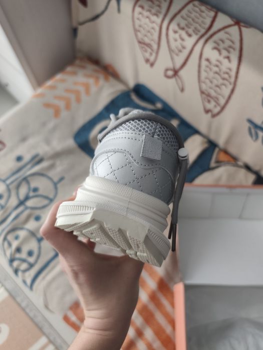 Продам новые кроссовки 38 рр