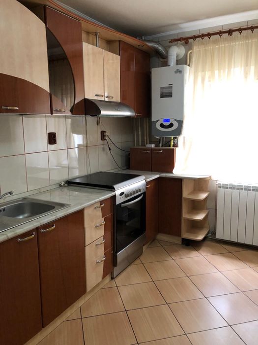 Inchiriez apartamement 3 camere etaj 1 in spate LDL SUD  OMV