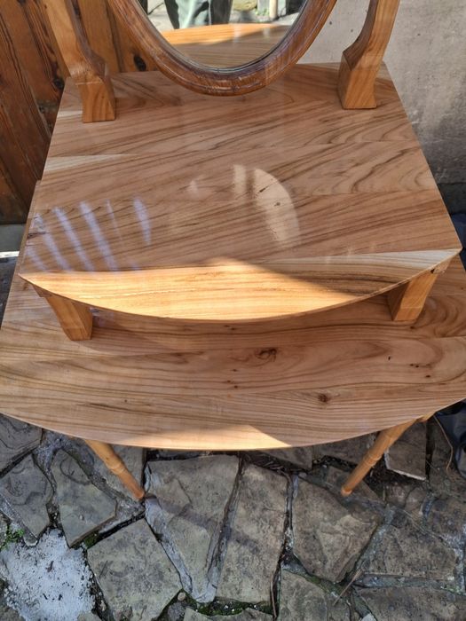 Продавам  масичка с огледало