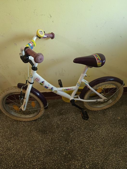 Vând 2 biciclete cu roți pe 16 cea cu brioșe și cea roșie cu roți pe 18
