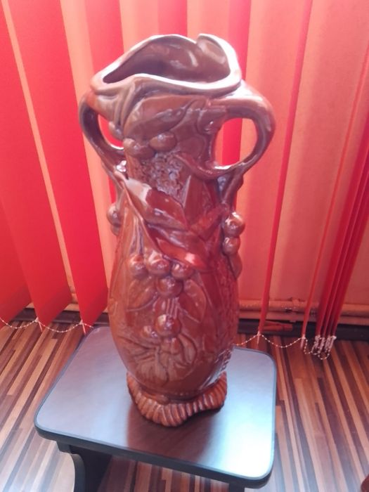 Vând o vază deosebită din ceramică, confecționată în Romania anii 90'