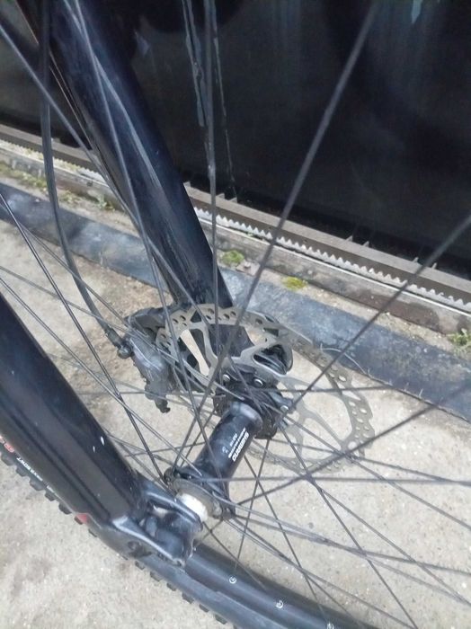 Добре поддържано електрическо колело, подобрено части, готово за каране