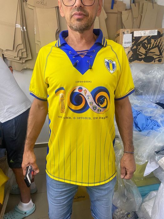 Vînd treninguri bărbătești, echipament fotbal, esarfe, fesuri.