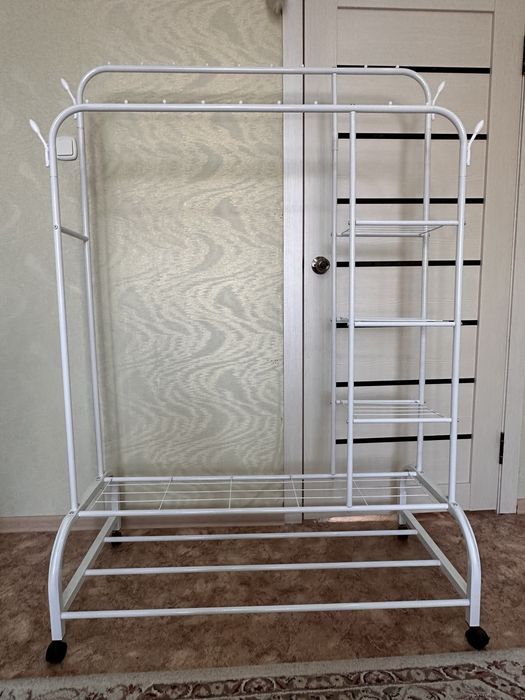 Вешалка на колесиках