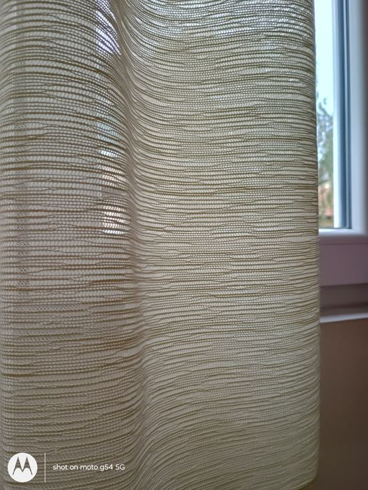 2 броя ушити тънки пердета, атрактивен кремав цвят. Да 190 см,Ш 160 см