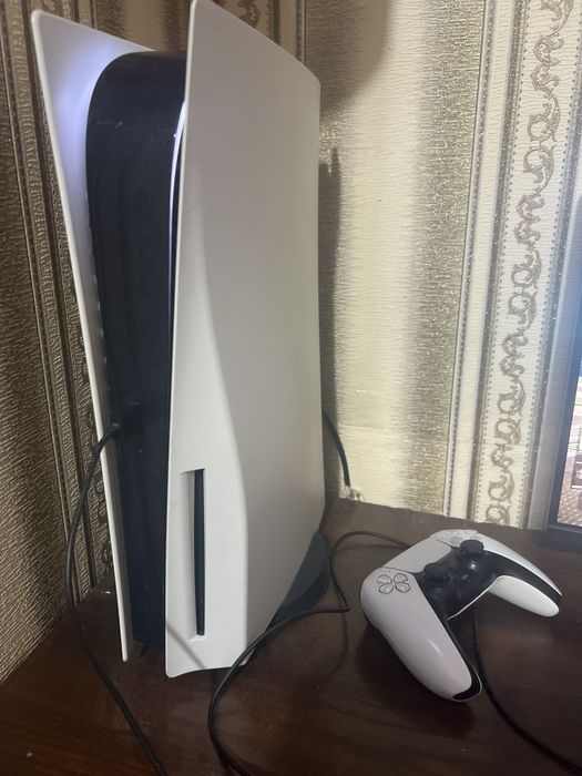 PlayStation 5 с 3 геймпадами