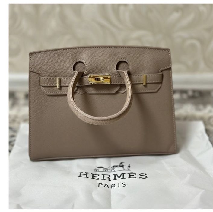 Продаются женские сумочки.