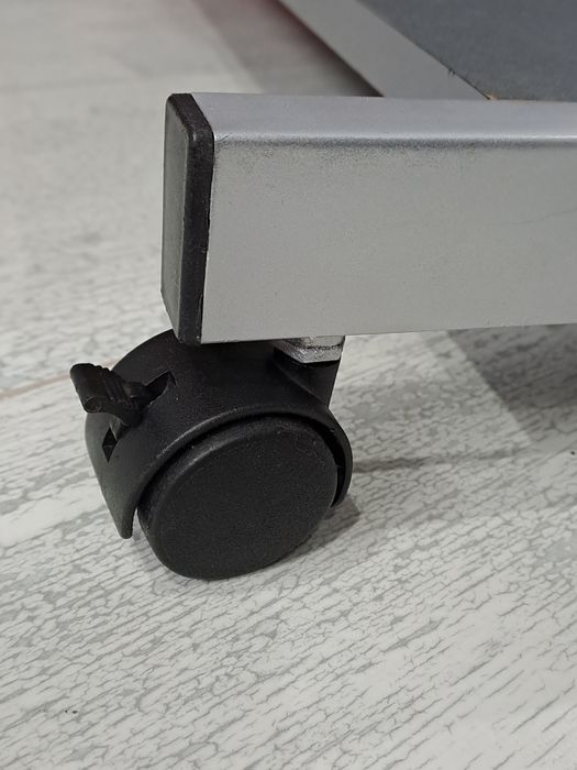 Компютърно бюро/маса/ с колела и изтеглящ се плот