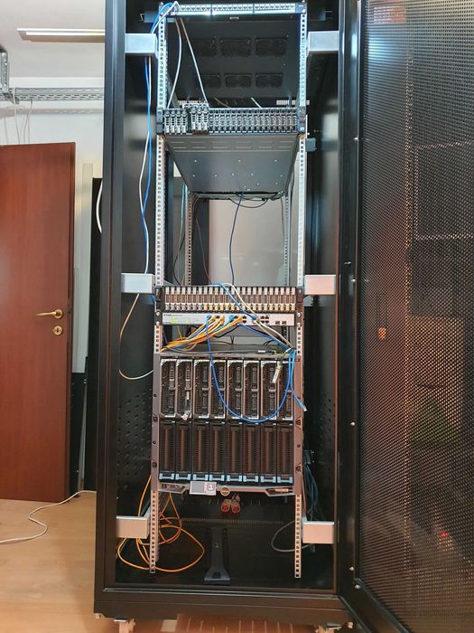Vand dulap rack 42U montare pe podea