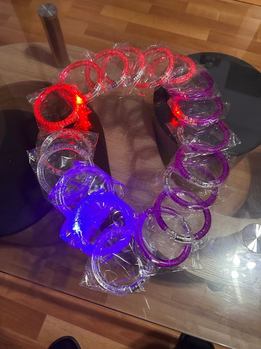 Пластмасови ,кръгли,светещи гривни за ръка
