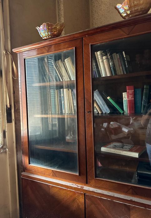 Mobila Veche/Vintage diferita.. (biblioteca bibelouri scaune vitrina soba pat tablouri masa) frigider