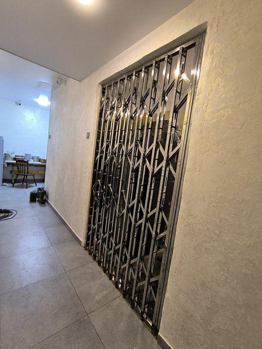 Решётка раздвижная на дверь