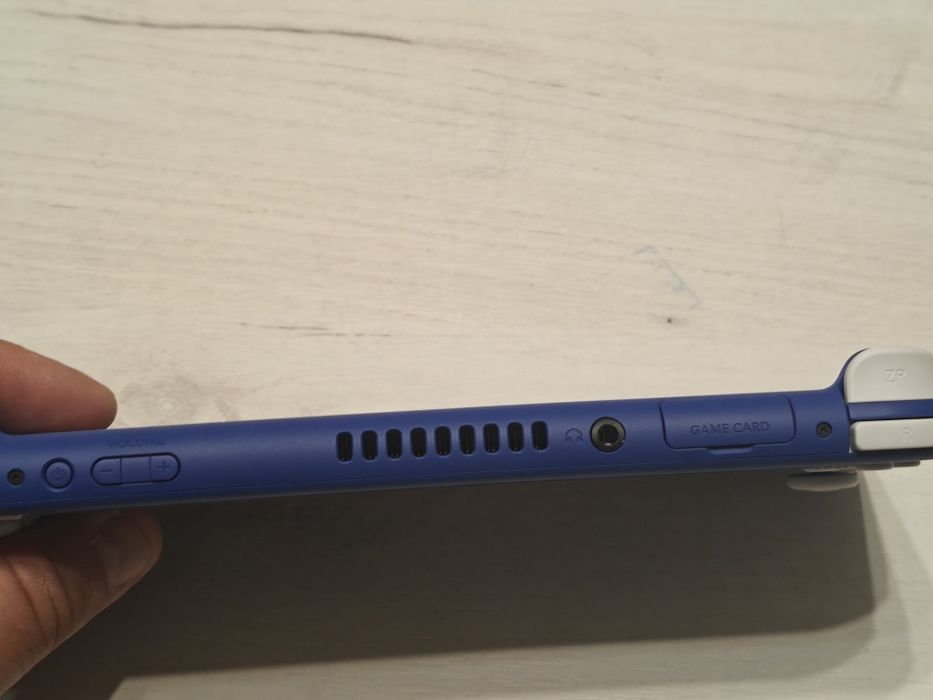 Отлична Nintendo Switch Lite+128 GB SD Card+игри