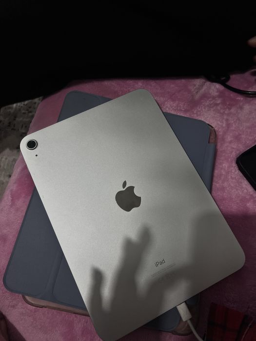 продам iPad (10поколения)