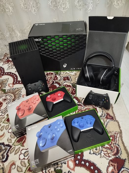 Продам Xbox series X 2 джойстик 2 elite series 2 джойстик и наушники.