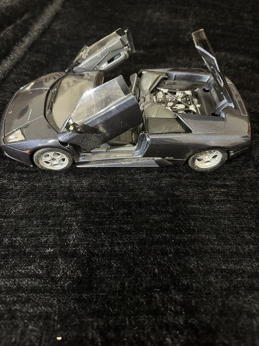 Lamborghini cu anumite piese lipsa si anumite imperfectiuni