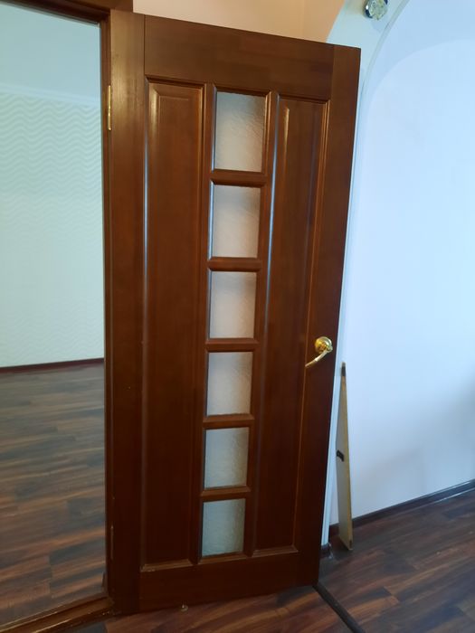 Продам межкомнатные двери деревянные