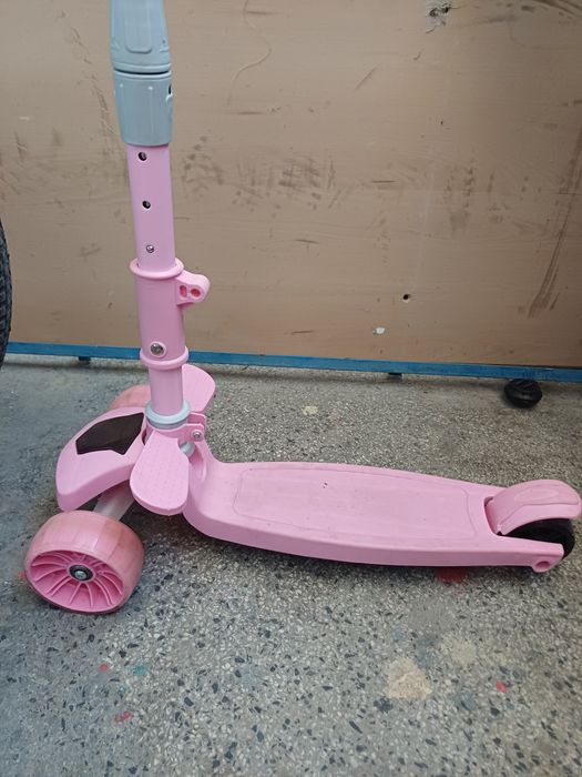 Детска тротинетка със звук и светлина