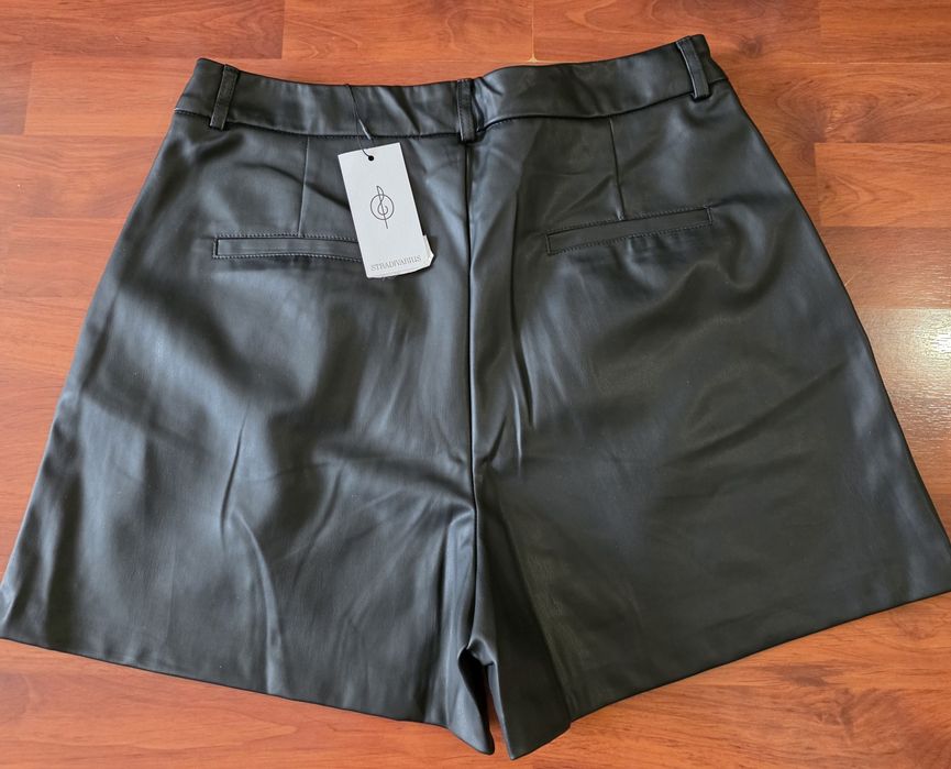 Stradivarius Къси кожени панталони