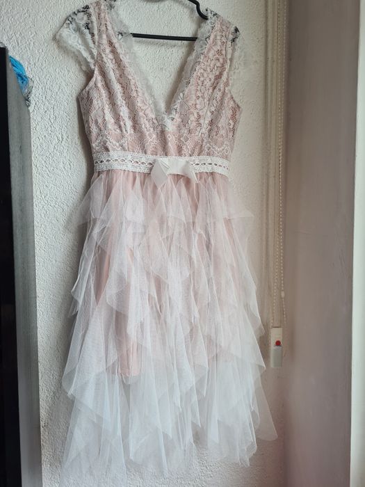 Ефектна дантелена рокля с тюл