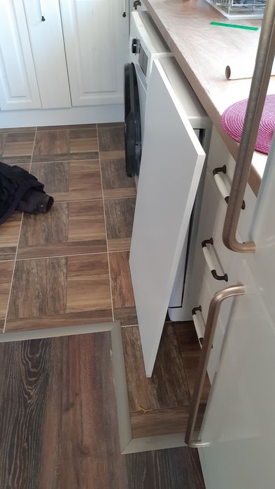 Преградна плоскост, между пералня и съдомиялня бяла