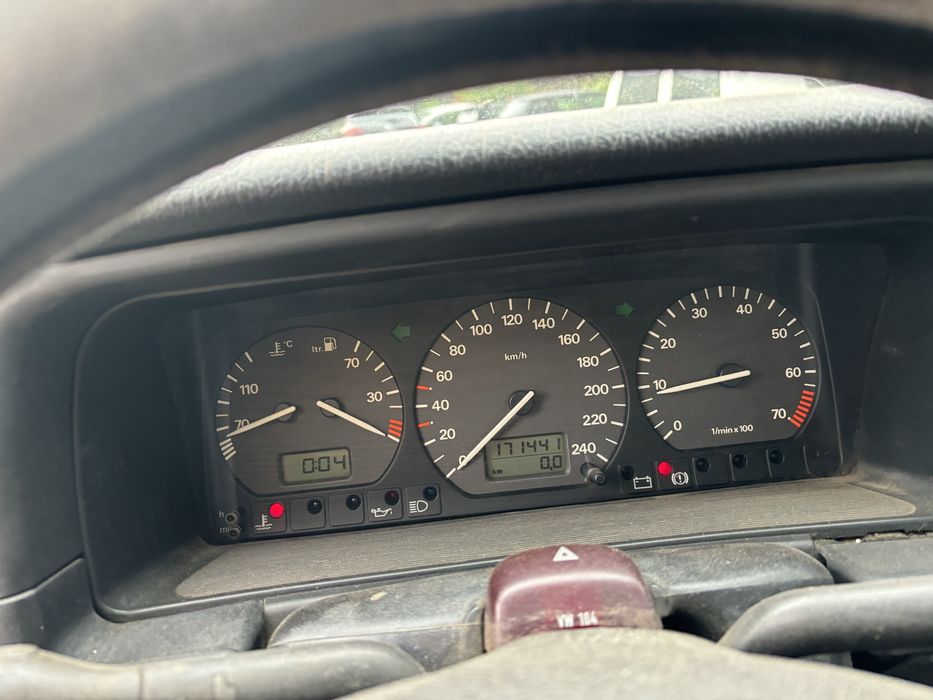 Фолксваген Пасат 1.6 само на бензин. Само на части.