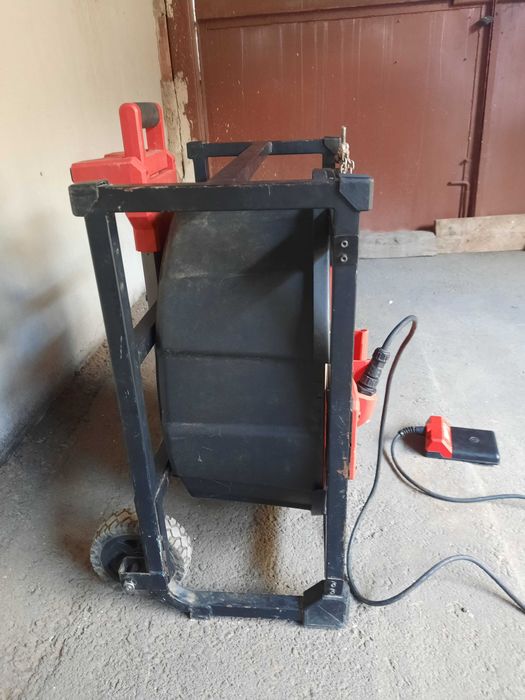 Millwaukee M18 машина с гъвкав вал за почистване на тръби и канали