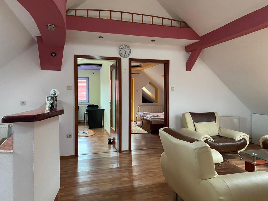 Apartament la casa de închiriat