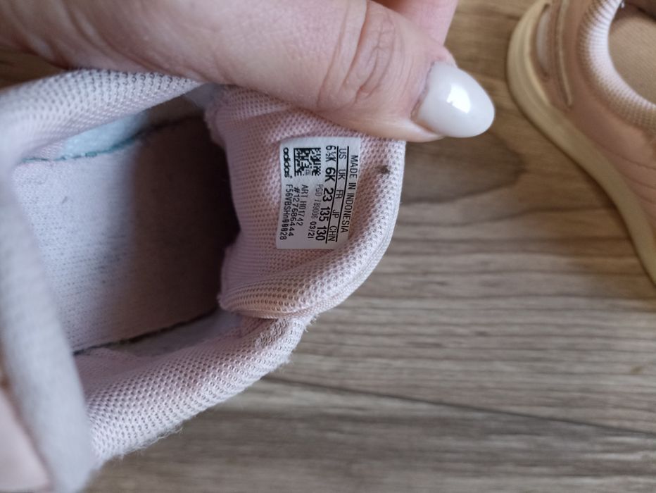 Продавам детски кецове Adidas номер 23