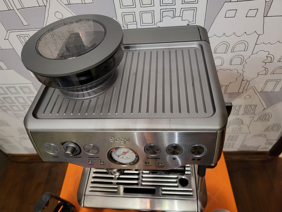 Кафемашина за еспресо  SAGE Barista Express с кафемелачка и аксесоари