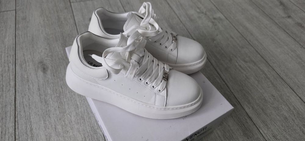 Papuci Piele albi