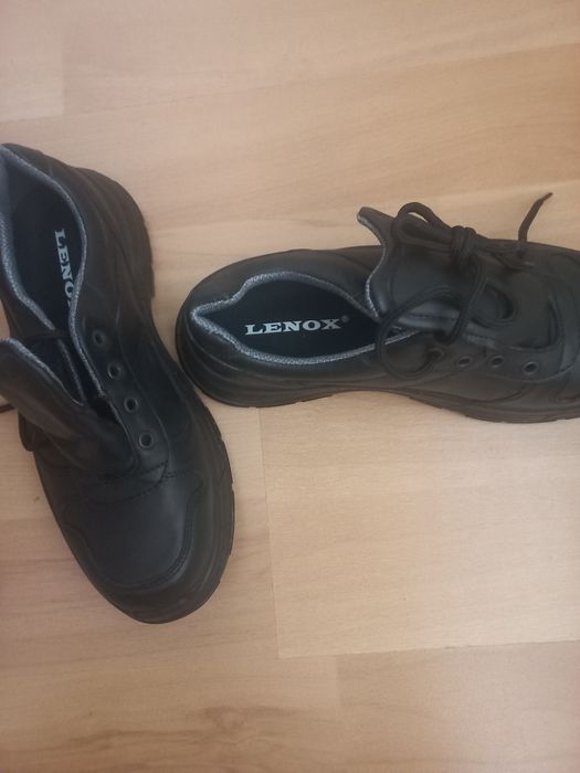 Vând adidași Lenox