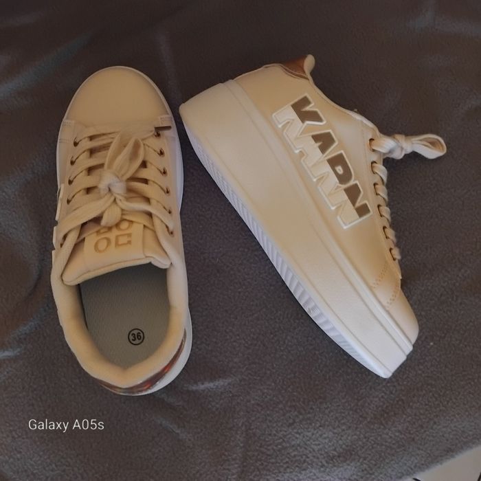 Спортни обувки с връзки