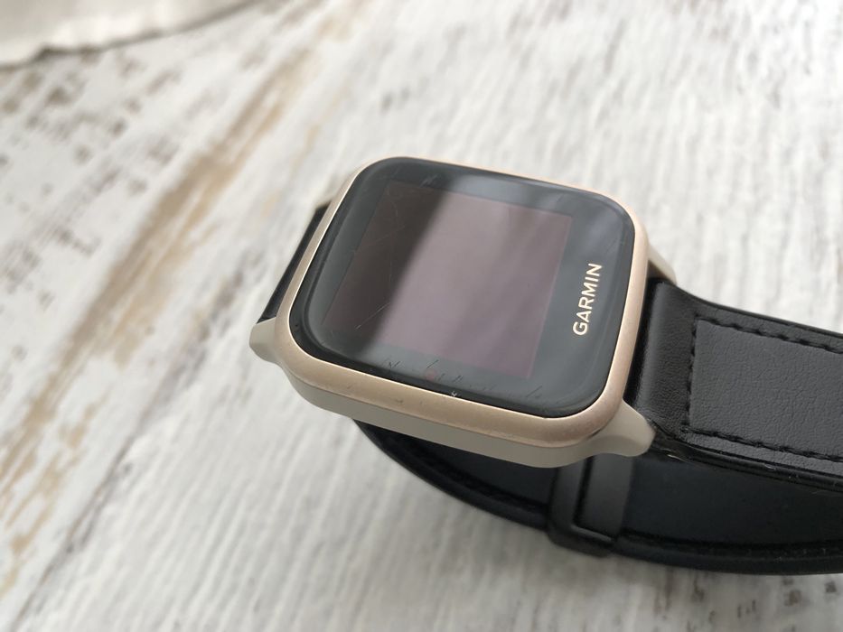 Garmin Venu SQ - кутия и кабел