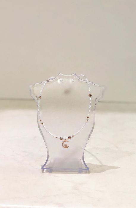 Колиета изработени с естествени камъчета, стъклени камъчета и мъниста