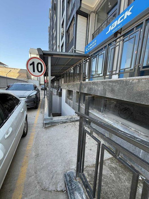 Продается коммерческое помещение 72 м  Сергели  возле Машиного базара