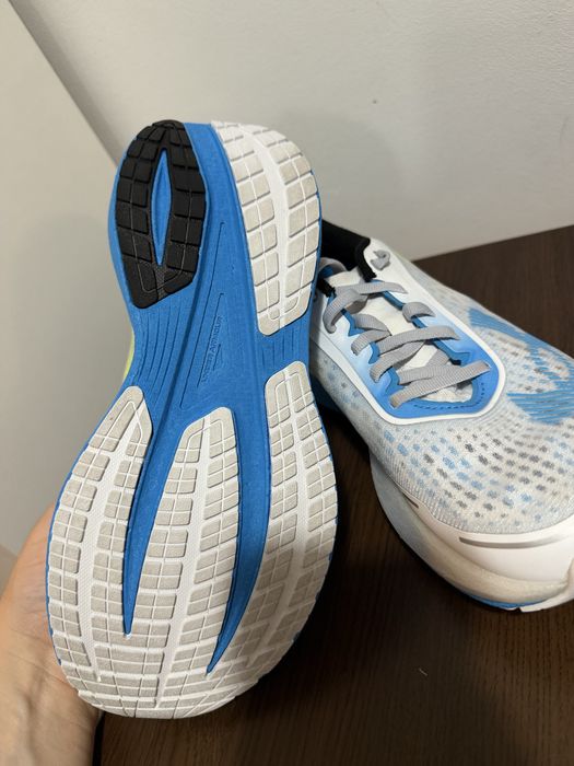 Adidasi noi Under Armour